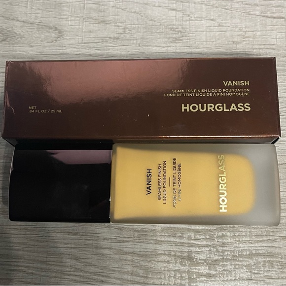 Hourglass Vanish Seamless Finish Liquid Foundation Amber - Picture 4 of 5